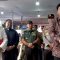 Menteri Koordinator Bidang Politik, Hukum, dan Keamanan (Menko Polhukam) Marsekal TNI (Purn.) Hadi Tjahjanto (kanan) dan Uskup Agung Jakarta Ignatius Kardinal Suharyo Hardjoatmodjo (kiri) menjawab pertanyaan wartawan saat jumpa pers di pelataran Gereja Katedral Jakarta, Jakarta, Kamis (28/3/2024). (Genta Tenri Mawangi)