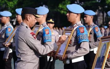 Kapolda Jabar Irjen Akhmad Wiyagus saat menggelar upacara pemberhentian tidak dengan hormat (PTDH) terhadap 28 personel Polri di Mapolda Jabar, Kota Bandung, Senin (4/3/2024). (Polda Jabar)