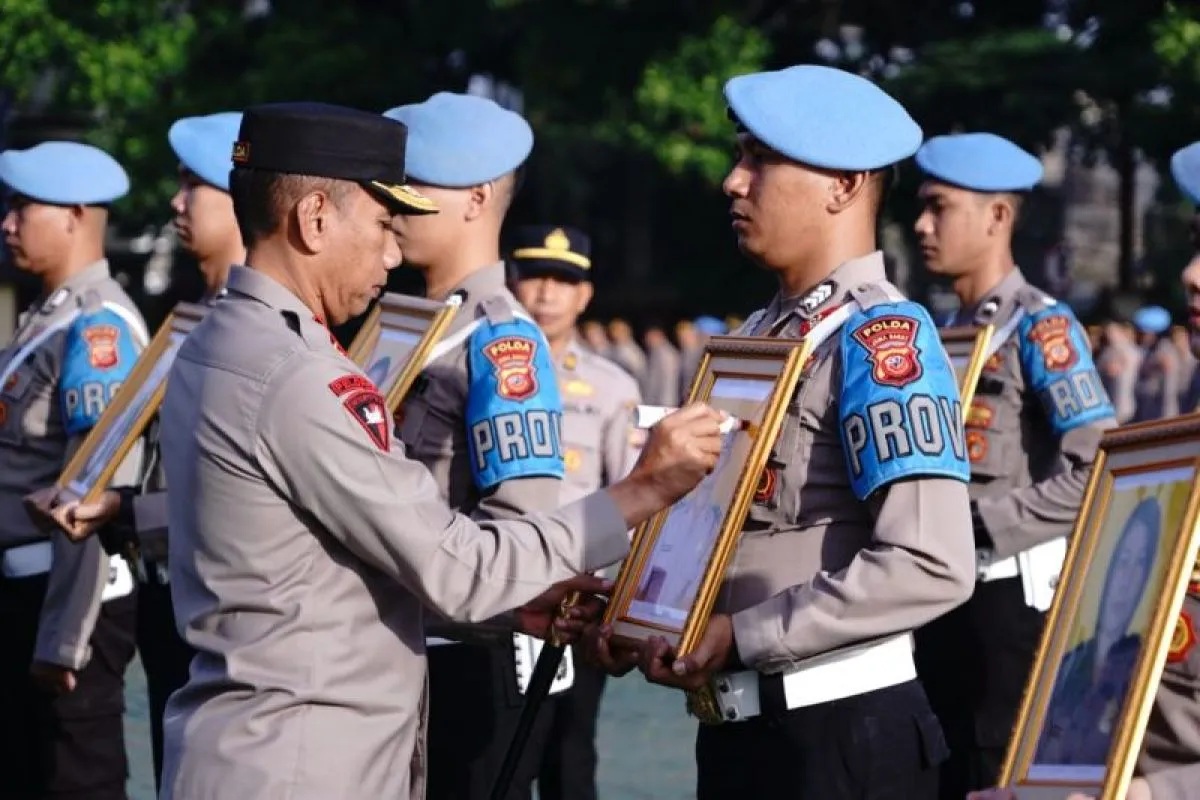 Kapolda Jabar Irjen Akhmad Wiyagus saat menggelar upacara pemberhentian tidak dengan hormat (PTDH) terhadap 28 personel Polri di Mapolda Jabar, Kota Bandung, Senin (4/3/2024). (Polda Jabar)
