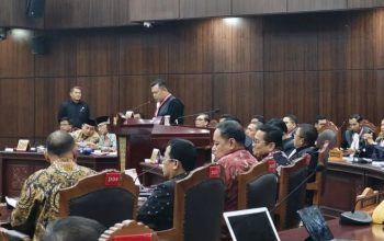 Kuasa hukum KPU RI Hifdzil Alim berbicara dalam persidangan pemeriksaan dengan agenda penyampaian jawaban termohon untuk perkara Perselisihan Hasil Pemilihan Umum (PHPU) Pilpres 2024 di Mahkamah Konstitusi, Jakarta, Kamis (27/3/2024).