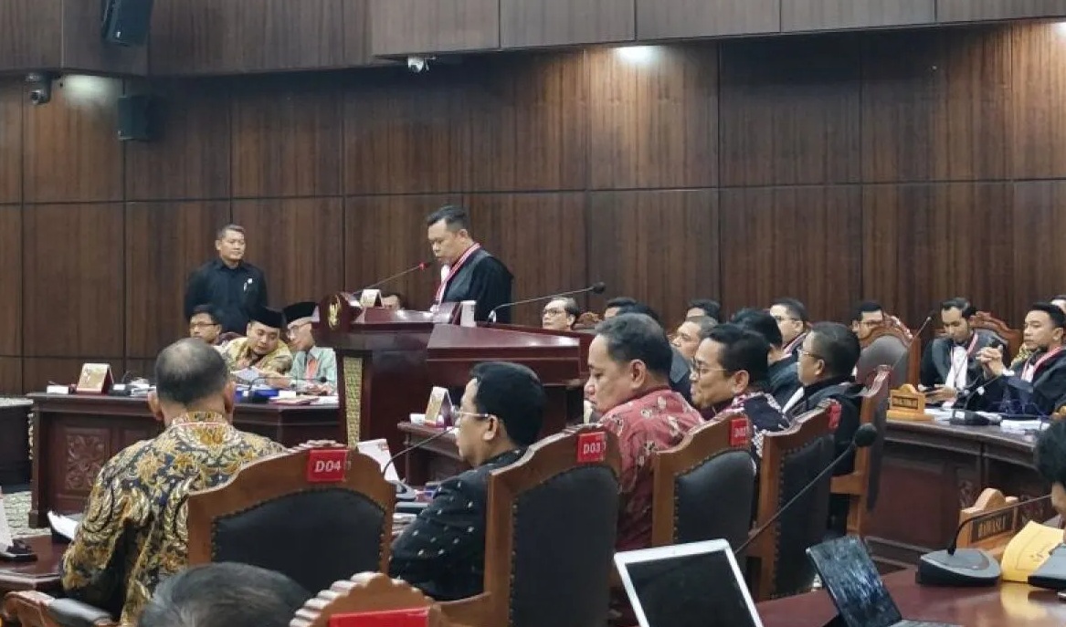 Kuasa hukum KPU RI Hifdzil Alim berbicara dalam persidangan pemeriksaan dengan agenda penyampaian jawaban termohon untuk perkara Perselisihan Hasil Pemilihan Umum (PHPU) Pilpres 2024 di Mahkamah Konstitusi, Jakarta, Kamis (27/3/2024).
