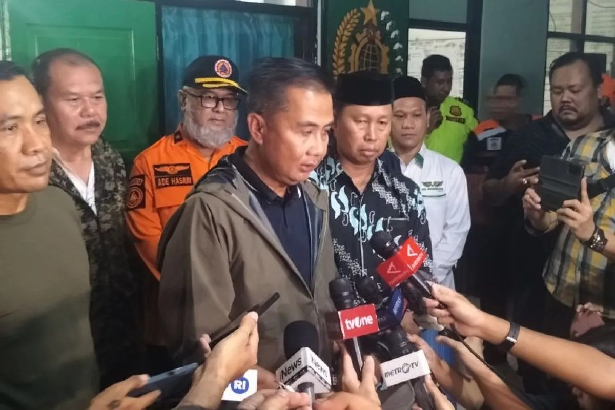 Pj Gubernur Jawa Barat Bey Machmudin di kawasan Gudang Munisi Kodam Jaya di desa Ciangsana, Bogor, Jawa Barat, Sabtu (30/4/2024) (Walda Marison)