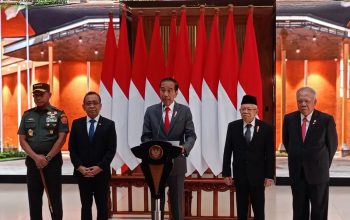 Presiden RI Joko Widodo memberikan keterangan pers menjelang keberangkatan melakukan kunjungan kenegaraan ke Australia, Senin (4/3/2024). (Rangga Pandu Asmara Jingga)