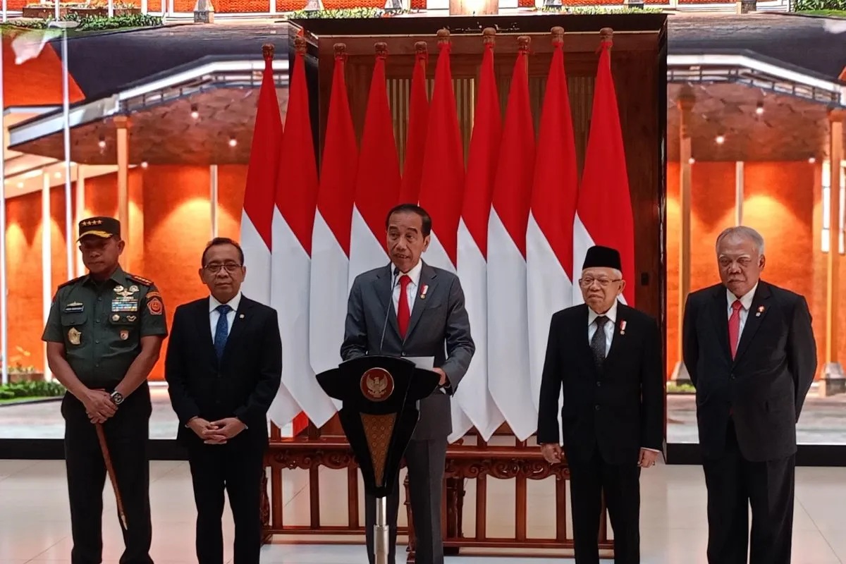 Presiden RI Joko Widodo memberikan keterangan pers menjelang keberangkatan melakukan kunjungan kenegaraan ke Australia, Senin (4/3/2024). (Rangga Pandu Asmara Jingga)