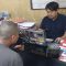 Salah satu pelaku saat diperiksa oleh Polres Sukabumi Kota karena diduga melakukan pengrusakan kepada rumah Ketua PPK Cibeureum beberapa waktu lalu. (Foto: Polres Sukabumi Kota)