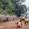 Sejumlah petugas gabungan saat berjibaku membersihkan material longsor yang menutup akses jalan nasional Majalengka-Kuningan di Cikijing, Majalengka, Jawa Barat, pada Rabu (6/3/2024) siang. (Fathnur Rohman)