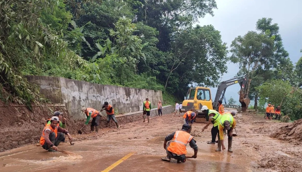 Sejumlah petugas gabungan saat berjibaku membersihkan material longsor yang menutup akses jalan nasional Majalengka-Kuningan di Cikijing, Majalengka, Jawa Barat, pada Rabu (6/3/2024) siang. (Fathnur Rohman)