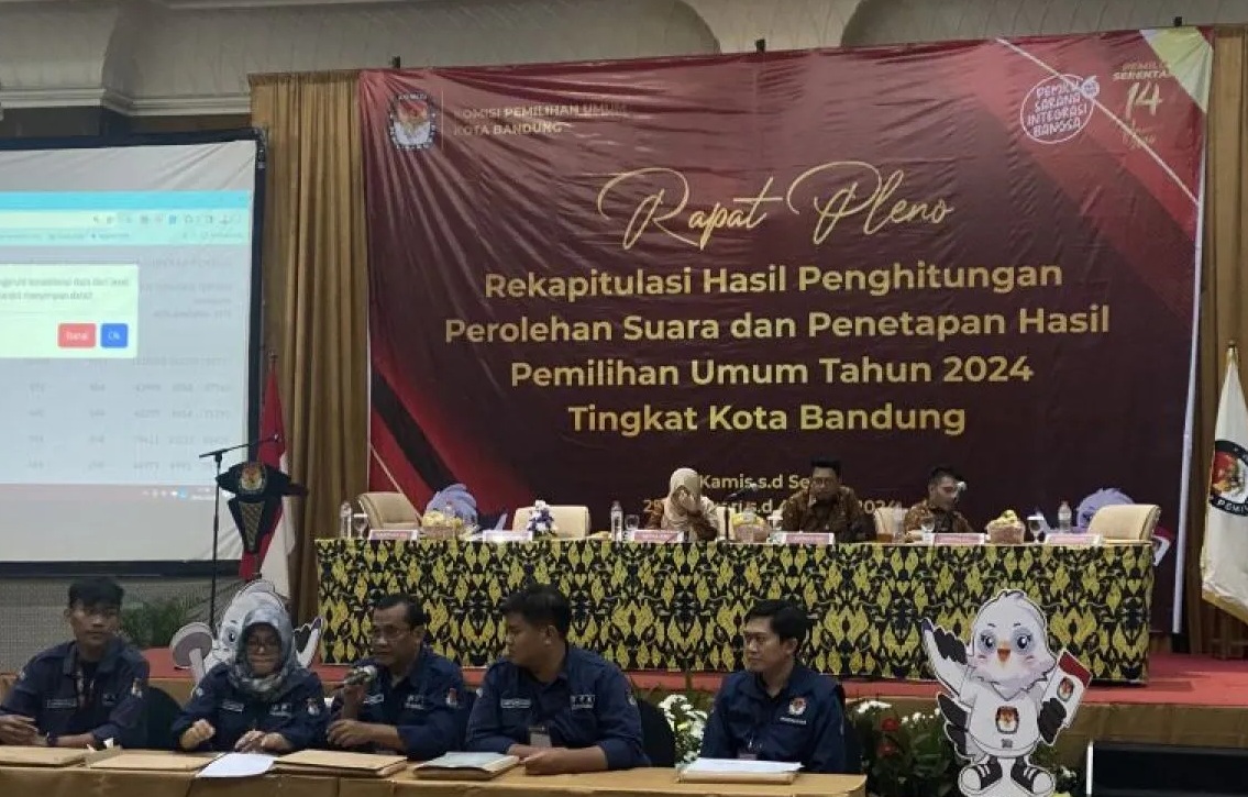 Komisi Pemilihan Umum (KPU) Kota Bandung saat menggelar rapat pleno terbuka rekapitulasi hasil penghitungan perolehan suara pemilu di Hotel Grand Pasundan, Kota Bandung, Jawa Barat, Kamis (29/2/2024). (Rubby Jovan)