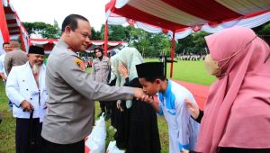 Mantan Kapolres Sukabumi Irjen Pol. Asep Edi Salurkan Sembako ke Warga