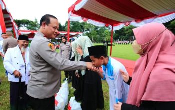 Kepala Operasi Nusantara Cooling System (NCS) Polri Irjen Pol. Asep Edi Suheri membagikan paket sembako Baksos Polri Presisi kepada perwakilan masyarakat penerima bantuan di Komplek Setukpa, Lemdiklat Polri, Kota Sukabumi, Jumat (8/3/2024). (Divisi Humas Polri)
