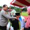 Kepala Operasi Nusantara Cooling System (NCS) Polri Irjen Pol. Asep Edi Suheri membagikan paket sembako Baksos Polri Presisi kepada perwakilan masyarakat penerima bantuan di Komplek Setukpa, Lemdiklat Polri, Kota Sukabumi, Jumat (8/3/2024). (Divisi Humas Polri)