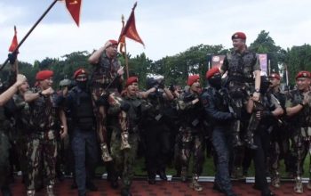 Tangkapan layar sejumlah prajurit Komando Pasukan Khusus (Kopassus) TNI Angkatan Darat mengangkat Komandan Jenderal Kopassus Brigjen TNI Djon Afriandi (kanan) dan pendahulunya Mayjen TNI Deddy Suryadi saat upacara penyerahan pasukan di Markas Komando Kopassus, Cijantung, Jakarta, Jumat (8/3/2024)  (Genta Tenri Mawangi)