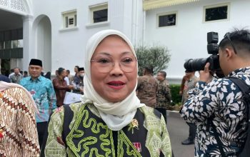Menteri Ketenagakerjaan Ida Fauziah menyampaikan keterangan pers di Istana Kepresidenan, Jakarta, pada Rabu (13/3/2024). (Yashinta Difa)