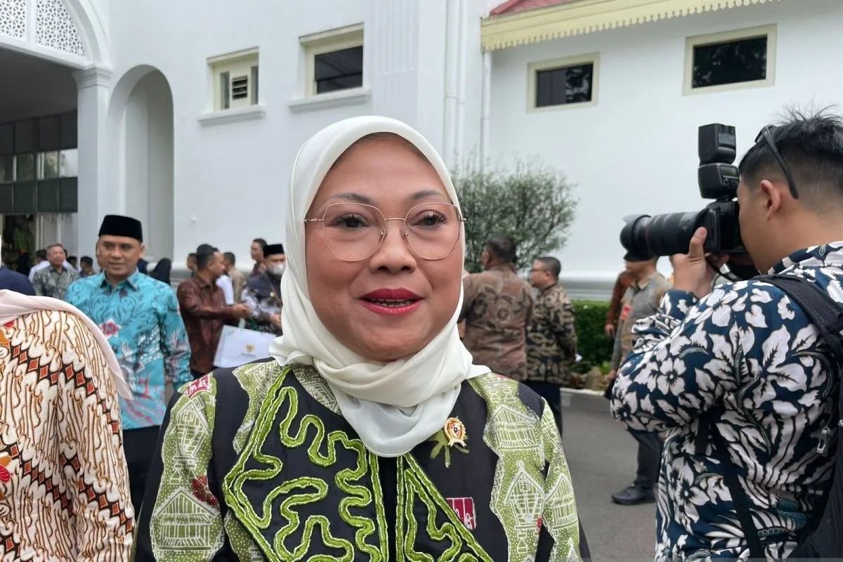 Menteri Ketenagakerjaan Ida Fauziah menyampaikan keterangan pers di Istana Kepresidenan, Jakarta, pada Rabu (13/3/2024). (Yashinta Difa)