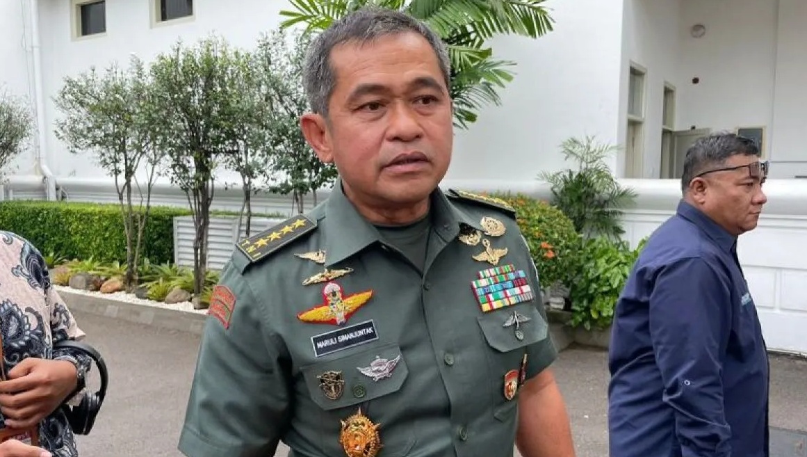Kepala Staf TNI Angkatan Darat Jenderal TNI Maruli Simanjuntak menyampaikan keterangan pers di Istana Kepresidenan, Jakarta, Rabu (13/3/2024). 