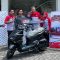 REZEKI NOMPLOK: Grand Prize 1 unit motor diberikan kepada Shofiun Niswah sebagai pemenang JLC Lucky Draw 2023 diberikan langsung oleh Kepala Cabang JNE Pasuruan, Pocha Aditya Pratama. (ist)
