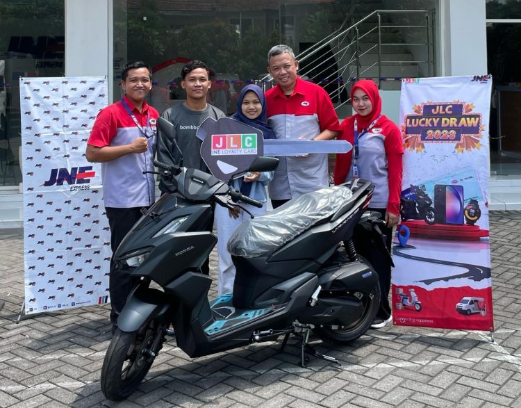 REZEKI NOMPLOK: Grand Prize 1 unit motor diberikan kepada Shofiun Niswah sebagai pemenang JLC Lucky Draw 2023 diberikan langsung oleh Kepala Cabang JNE Pasuruan, Pocha Aditya Pratama. (ist)