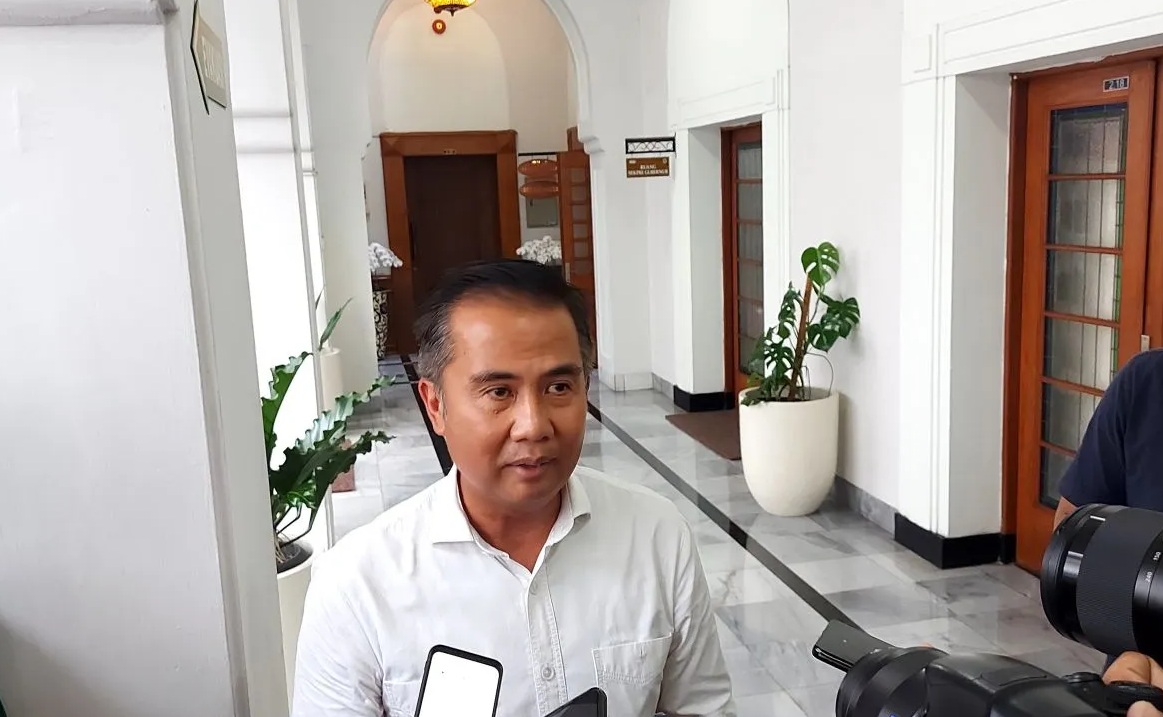 Penjabat Gubernur Jawa Barat Bey Triadi Machmudin saat memberikan keterangan di Gedung Sate Bandung, Kamis (14/3/2024). (Ricky Prayoga)