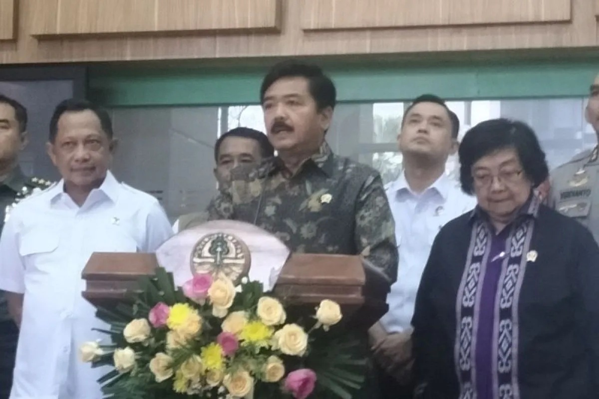 Menko Polhukam, Hadi Tjahjanto, memberi keterangan pers di Kantor Kementerian Lingkungan Hidup dan Kehutanan, Jakarta Pusat, Kamis (14/3/2024).