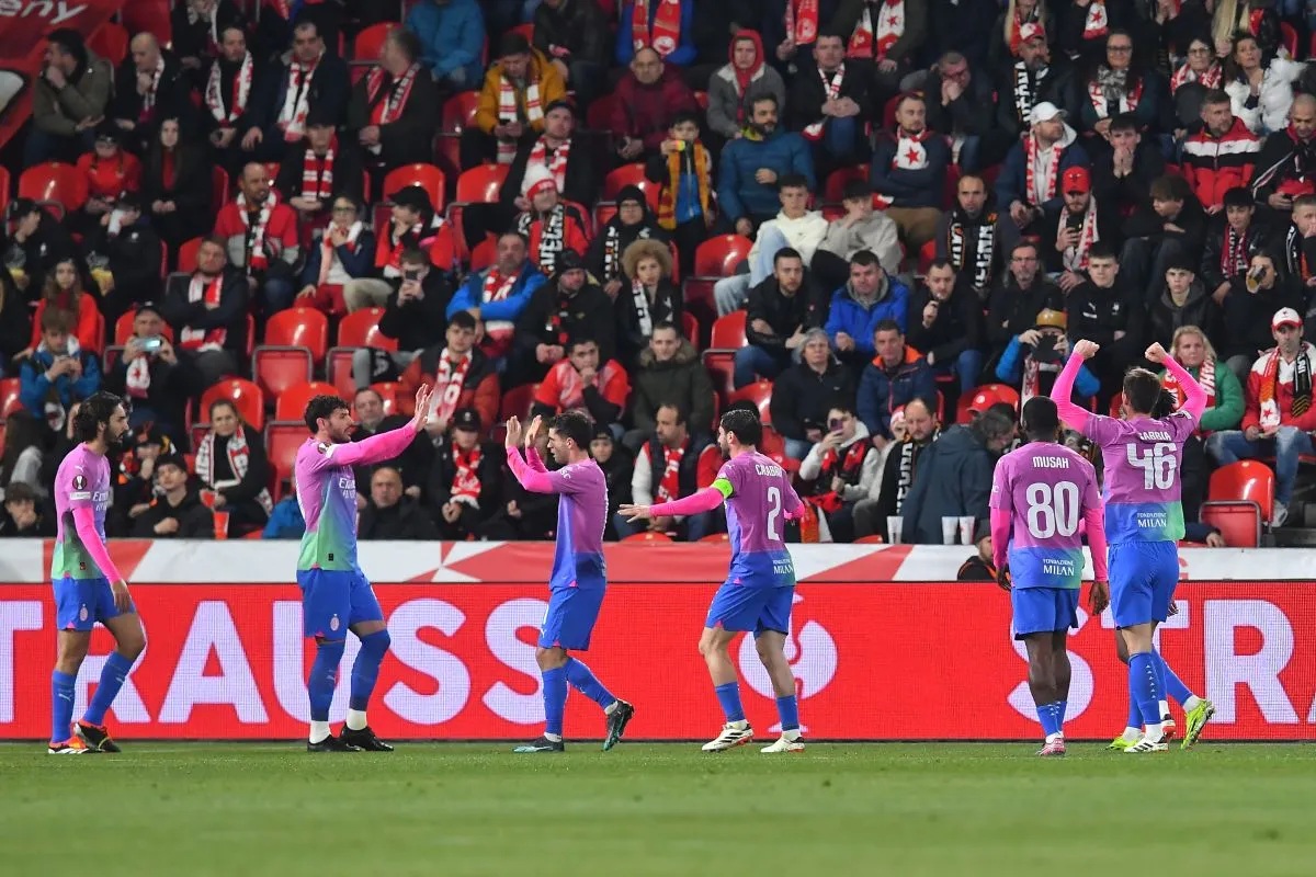 Para pemain AC Milan merayakan kemenangan gol mereka pada pertandingan leg pertama Liga Europa melawan Slavia Praha di Praha pada 14 Maret 2024. (AFP/MICHAL CIZEK)