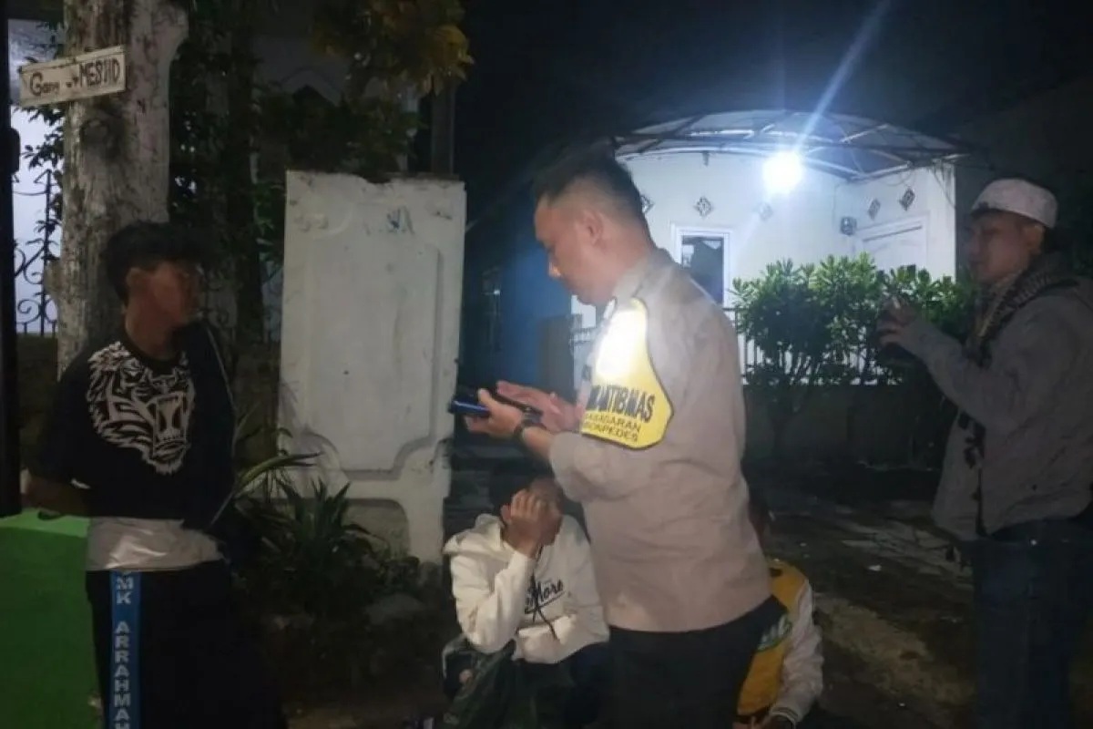 Tim Patroli Polsek Kebonpedes menangkal enam remaja di sekitar Kampung Cikaret, Desa Cikaret, Kecamatan Kebonpede, Kabupaten Sukabumi, Jabar karena diduga terlibat perang sarung pada Kamis (14/3/2024).