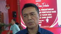 Komisioner dan Ketua Divisi Teknis Penyelenggaraan KPU Jabar Adie Saputro memberikan keterangan di Gedung KPU Jabar, Bandung, Minggu (17/3/2024). (Ricky Prayoga)