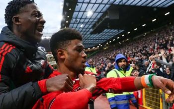 Pemain sayap Manchester United Amad Diallo (kanan) melakukan selebrasi setelah mencetak gol kemenangan timnya atas Liverpool saat laga perempat final Piala FA di Old Trafford, Manchester, Minggu (17/3/2023). Manchester United mengalahkan Liverpool 4-3. ANTARA/@ManUtd/aa.