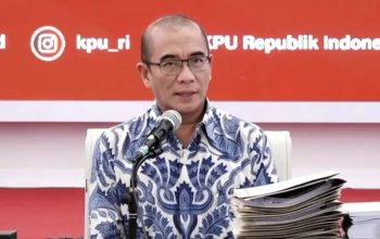 Ketua KPU RI Hasyim Asy'ari dalam rapat pleno rekapitulasi hasil penghitungan perolehan suara pemilu 2024 tingkat nasional di Kantor KPU RI, Jakarta, Selasa (19/3/2024). (Narda Margaretha Sinambela)