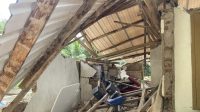 Kondisi salah satu rumah yang rusak cukup parah pascagempa di Kabupaten Sumedang, Jawa Barat, Rabu (3/1/2024). (Rubby Jovan)