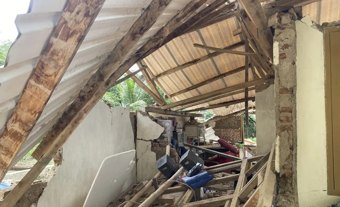 Kondisi salah satu rumah yang rusak cukup parah pascagempa di Kabupaten Sumedang, Jawa Barat, Rabu (3/1/2024). (Rubby Jovan)