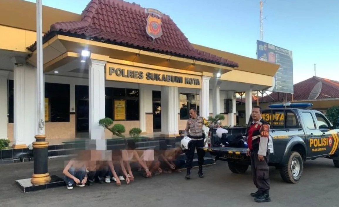 Sembilan pemuda yang ditangkap Tim Pas Buka Polres Sukabumi Kota di jalan layang Jalur Lingkar Selatan Sukabumi tepatnya di Kecamatan Cibeureu, Kota Sukabumi, Jabar pada Selasa (19/3/2024).