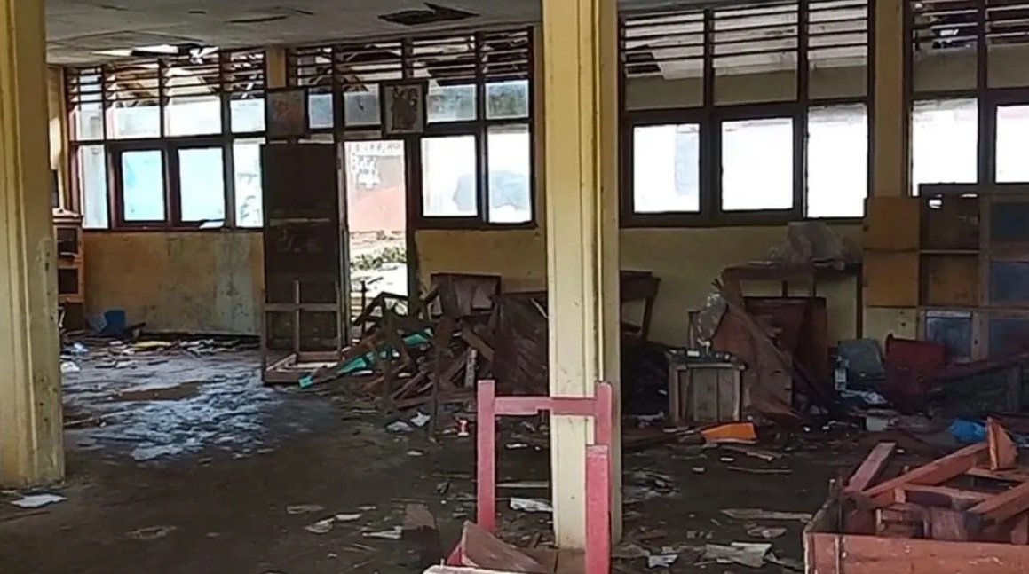 Kondisi ruang kelas 7B dan 8B SMPN 1 Jampangtengah di Kecamatan Jampangtengah, Kabupaten Sukabumi, Jabar yang rusak dan terancam ambruk.