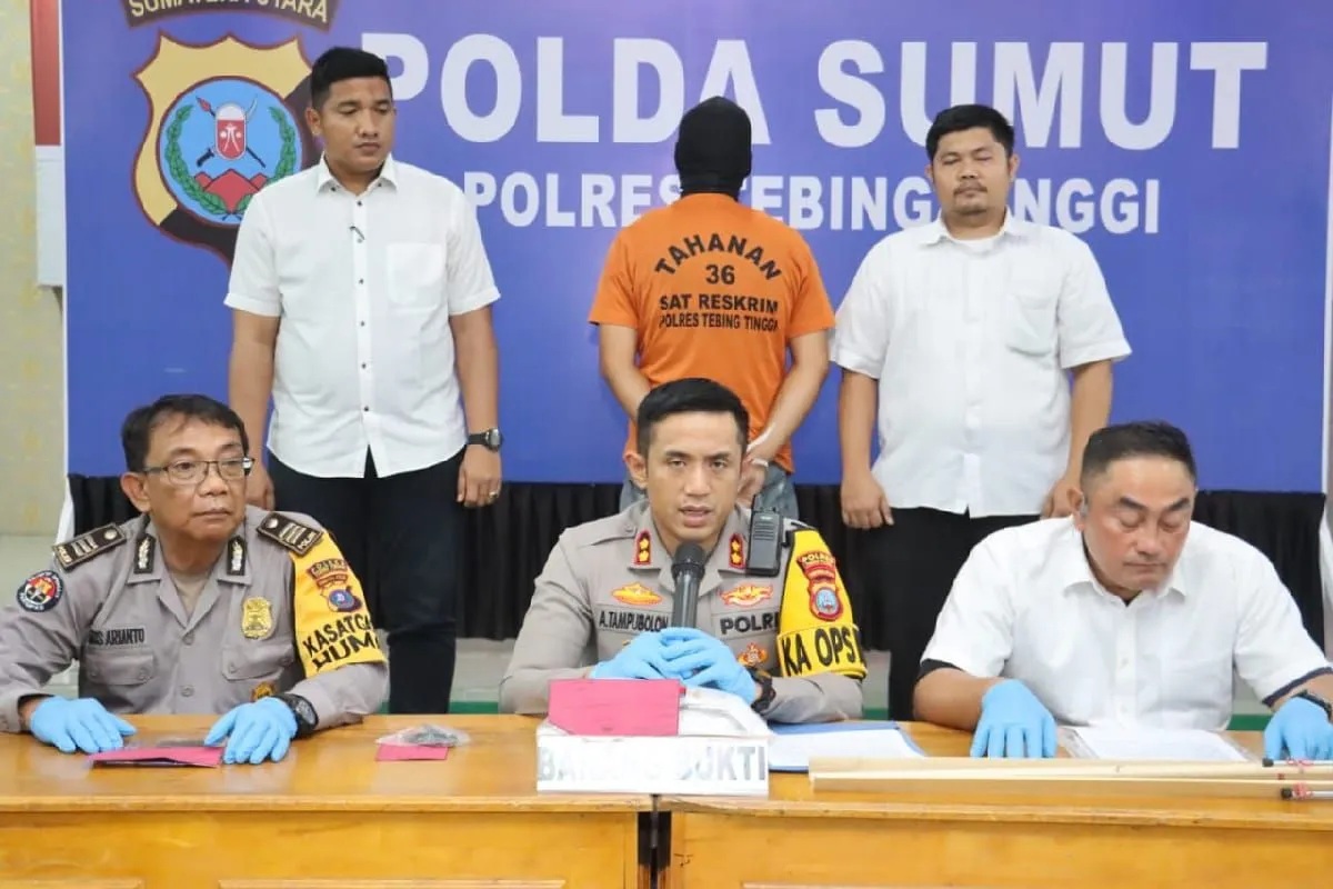 Kepala Polres Tebing Tinggi AKBP Andreas Tampubolon (tengah) memberikan keterangan di Tebing Tinggi, Sumatera Utara, Rabu (20/3/2024).