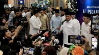 Calon presiden terpilih Prabowo Subianto (dua kanan) memberi pernyataan kepada wartawan selepas acara buka puasa bersama kader-kader PAN di Kantor DPP PAN, Jakarta, Kamis (21/3/2024) malam. 