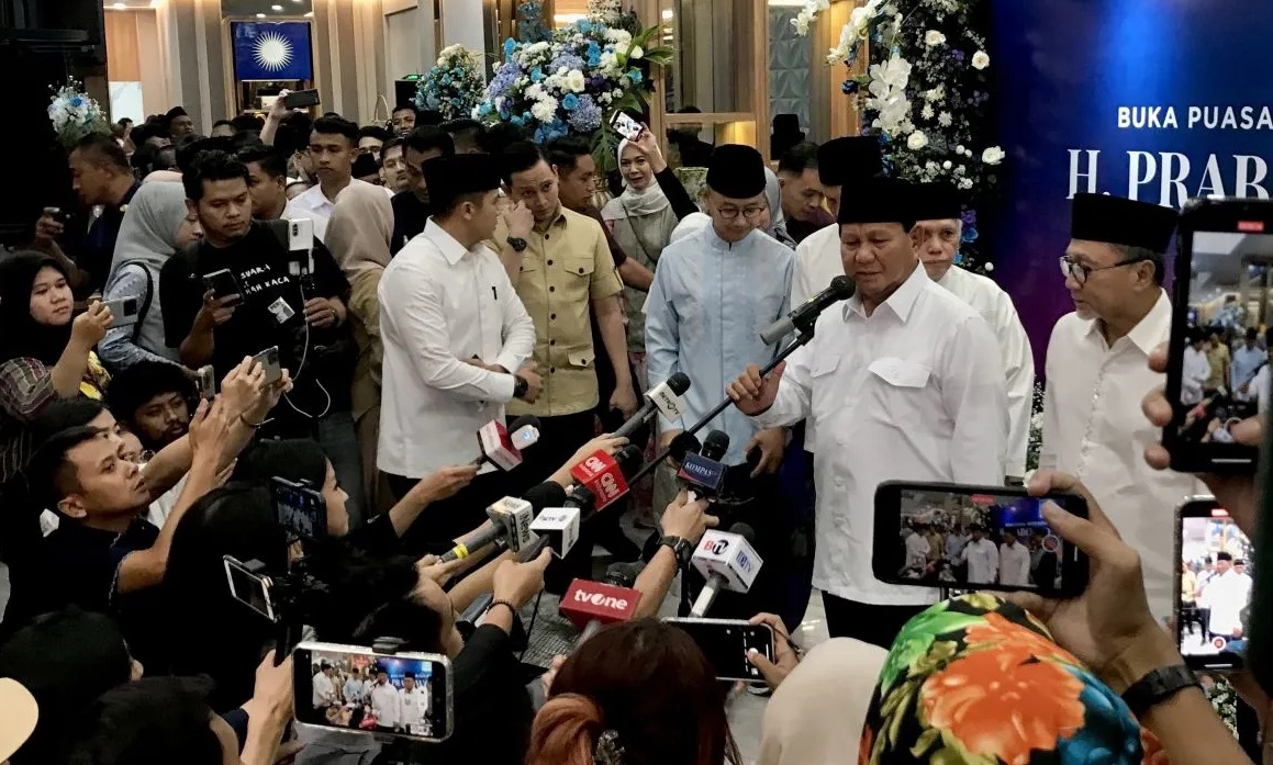 Calon presiden terpilih Prabowo Subianto (dua kanan) memberi pernyataan kepada wartawan selepas acara buka puasa bersama kader-kader PAN di Kantor DPP PAN, Jakarta, Kamis (21/3/2024) malam. 