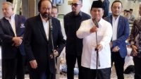 Calon presiden Prabowo Subianto (kanan) bersama Ketua Umum Partai NasDem Surya Paloh (kiri) di NasDem Tower, Jakarta, Jumat (22/3/2024). (Bagus Ahmad Rizaldi)