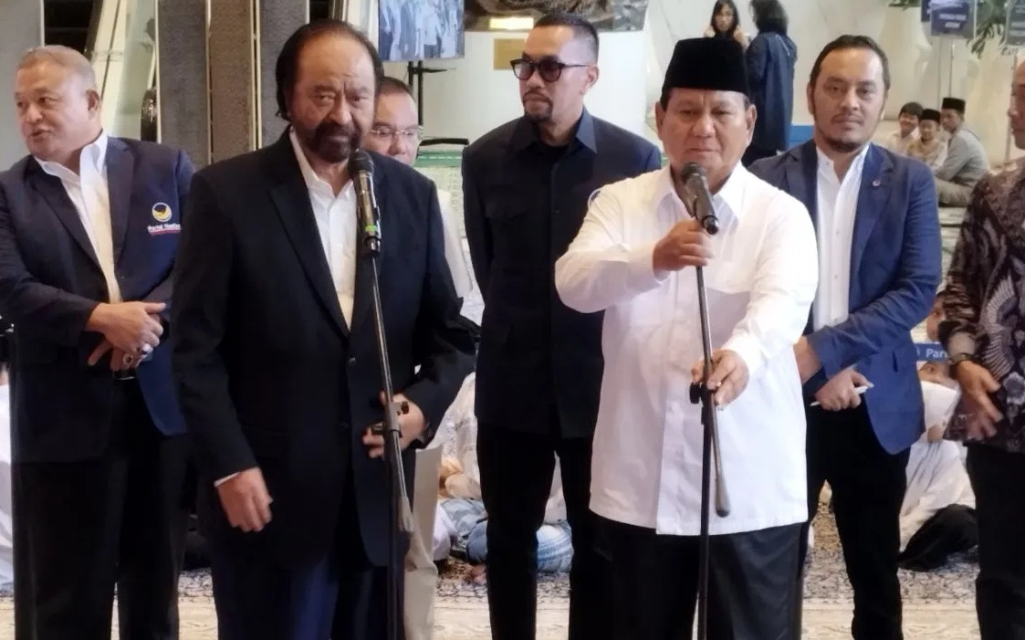 Calon presiden Prabowo Subianto (kanan) bersama Ketua Umum Partai NasDem Surya Paloh (kiri) di NasDem Tower, Jakarta, Jumat (22/3/2024). (Bagus Ahmad Rizaldi)