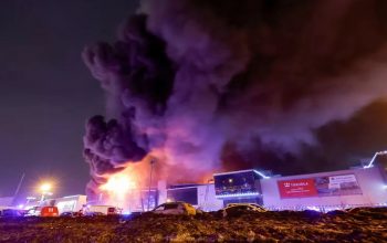 Kobaran api akibat serangan bersenjata di Gedung Konser Moskow. (Maxime Shemetov/Reuters)
