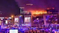 Asap membubung di atas tempat konser Crocus City Hall yang terbakar menyusul insiden penembakan di dekat Moskow, Rusia, 22 Maret 2024. (Xinhua/Cao Yang)