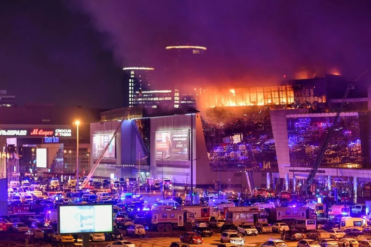 Asap membubung di atas tempat konser Crocus City Hall yang terbakar menyusul insiden penembakan di dekat Moskow, Rusia, 22 Maret 2024. (Xinhua/Cao Yang)