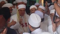 Terlihat Habib Rizieq Shihab mengenakan gamis serba putih yang ditambah rangkaian bunga melati dan mawar pada penutup kepala Habib Rizieq Shihab.-Tangkapan layar-