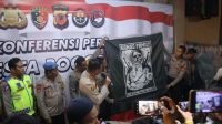 Polresta Bogor Kota menunjukkan atribut bendera yang diamankan dari kelompok gengster. (ANTARA/HO-Polresta Bogor Kota)