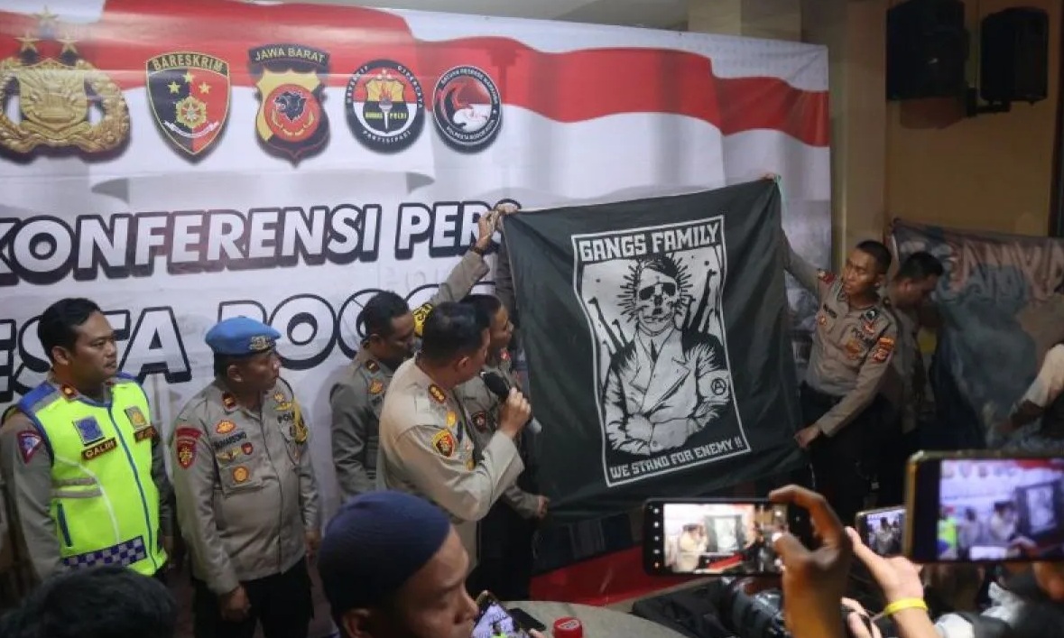 Polresta Bogor Kota menunjukkan atribut bendera yang diamankan dari kelompok gengster. (ANTARA/HO-Polresta Bogor Kota)