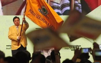 Ketua Umum Partai Golkar, Airlangga Hartanto menyebut kehadiran Joko Widodo dalam HUT Ke-54 Golkar sangat berharga.