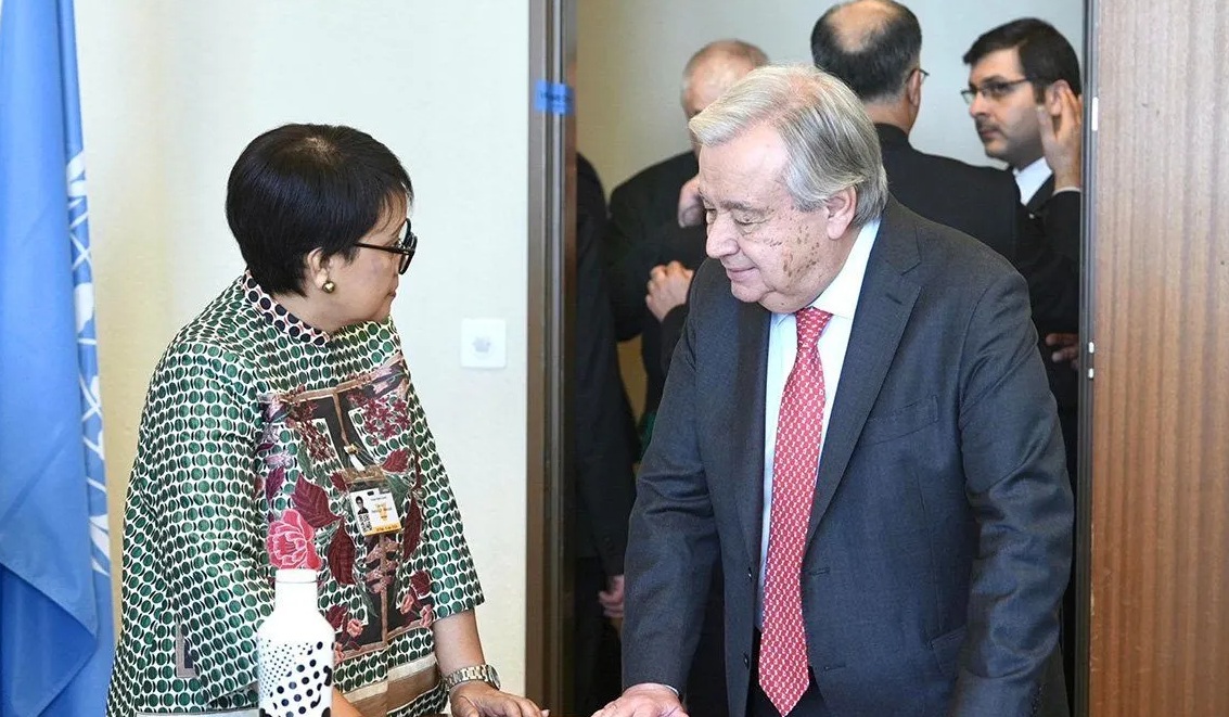 Menteri Luar Negeri Indonesia Retno Marsudi (kiri) bertemu Sekretaris Jenderal PBB Antonio Guterres (kanan) dalam pertemuan Komite Menlu Liga Arab-OKI dan Sekjen PBB di Jenewa, Swiss, Senin (26/2/2024). (Menlu_RI).