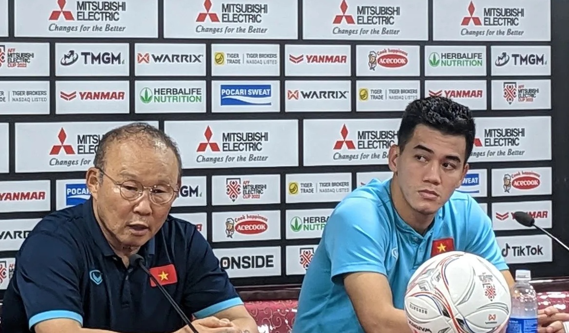 Pelatih tim nasional Vietnam Park Hang-seo (kiri) dan penyerang skuadnya Nguyen Tien Linh memberikan pernyataan usai laga leg kedua semifinal Piala AFF 2022, di mana Vietnam menundukkan Indonesia dengan skor 2-0 untuk melaju ke final, di Stadion Nasional My Dinh, Hanoi, Senin (9/1/2023). (Michael Siahaan)