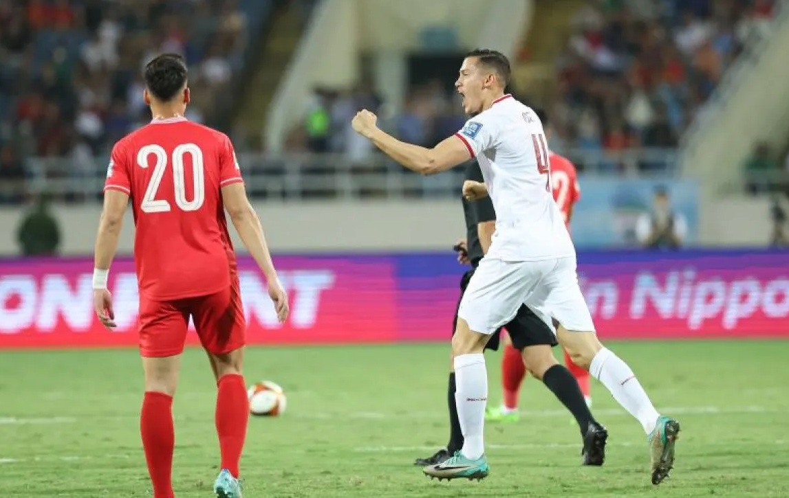 Bek timnas Indonesia Jay Idzes berselebrasi seusai mencetak satu gol dalam kemenangan 3-0 Indonesia atas Vietnam dalam lanjutan kualifikasi Piala Dunia 2026 zona Asia putaran kedua Grup F di Stadion My Dinh, Hanoi, Selasa (26/3/2024). (PSSI)