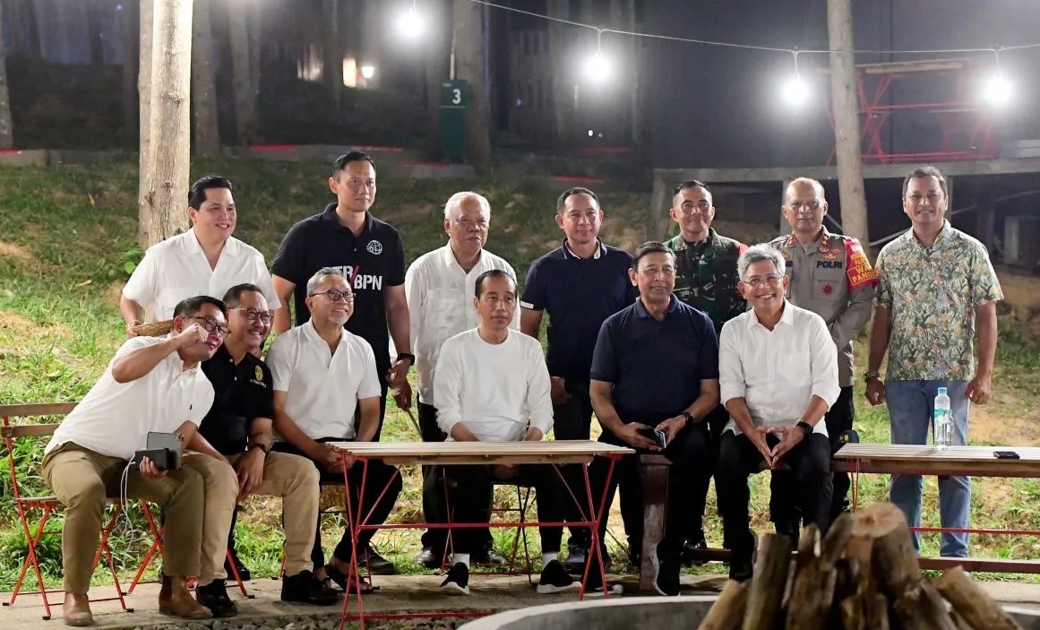 Presiden Joko Widodo bersama para menteri dan Panglima TNI Jenderal TNI Agus Subiyanto menikmati malam di IKN, Kalimantan Timur, Kamis (29/2/2024). (BPMI Setpres)