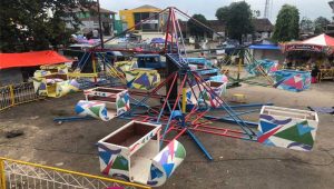Wahana Pontang Panting di Pasar Ramadhan Cisaat, Ambruk