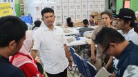 Ketua KPU Kota Sukabumi, Imam Sutrisno tengah memeriksa kertas suara beberapa waktu lalu.